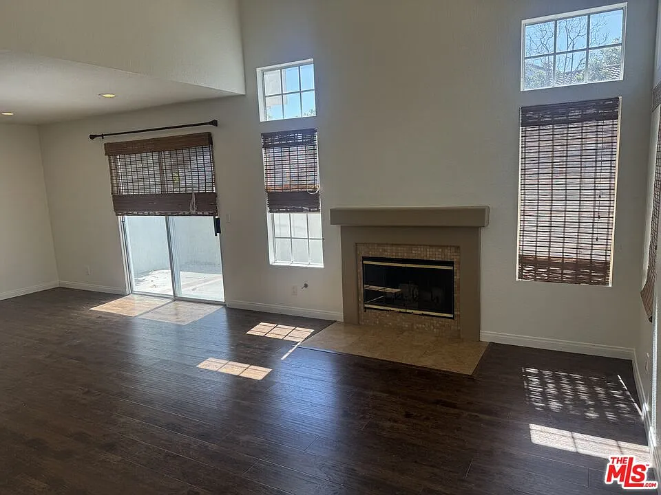 3 bed, 2.5 bath, 1604 sqft, $4,300 — Photo 4