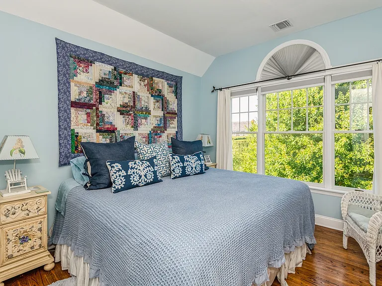 31 Fairbanks Ct — Photo 16