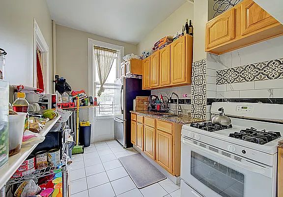 4th image of 1194 Halsey St