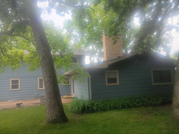 205 Lake Shore Dr, Lindenhurst, IL 60046