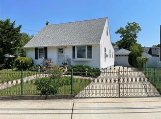 7 Kenneth Ln, Bay Shore, NY 11706