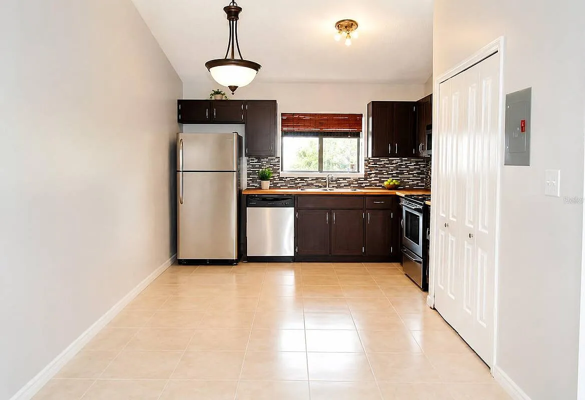 2 bed, 2.0 bath, 924 sqft, $1,795 — Photo 2