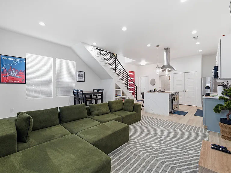 2406 Merlin St — Photo 4