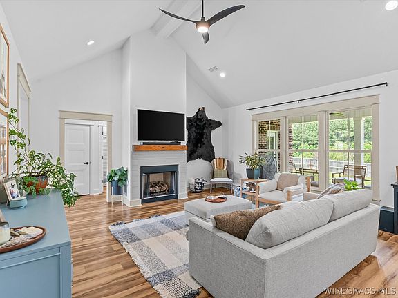 4th image of 332 Lakes Dr
