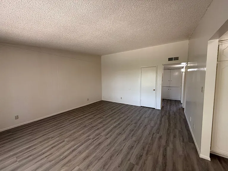820 E Maryland Ave — Photo 2