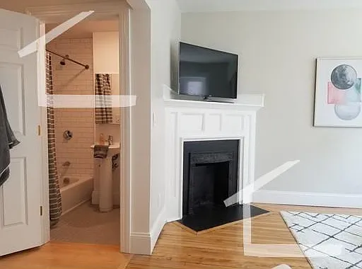 2 bed, 1.0 bath, 633 sqft, $2,800 — Photo 3