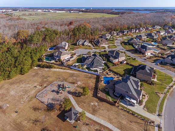 4th image of 956 Artesia Way