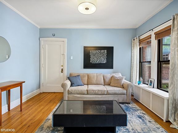 4th image of 617 W Cornelia Ave #1