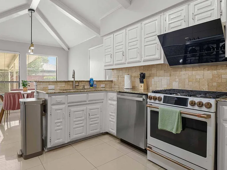 3704 Saddlehead Dr — Photo 10