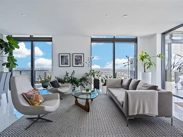 88 SW 7th St #Penthouse 4203 — Photo 3