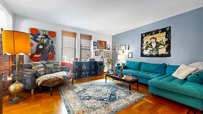 Sold by Bizzarro Agency | media 3