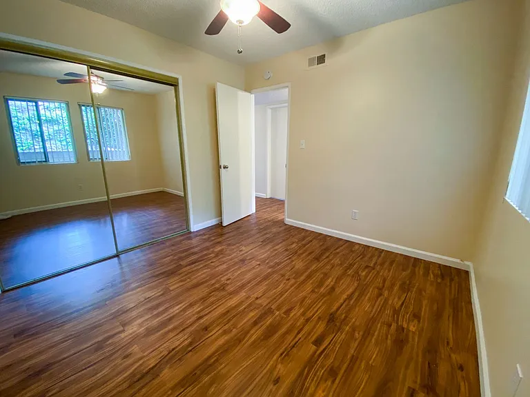 Sleepy Hollow Apartments — Photo 25