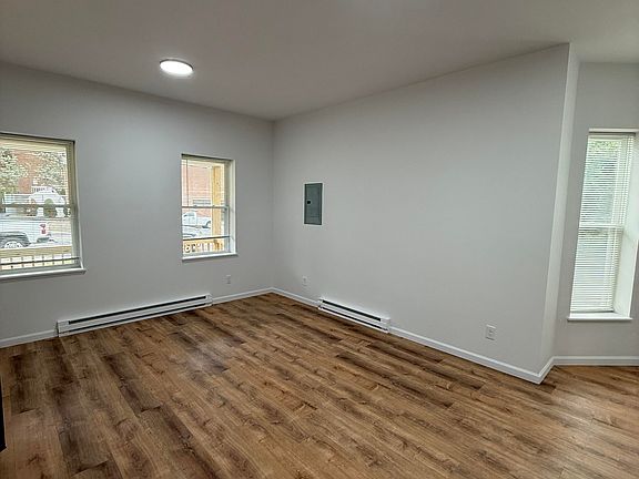 4th image of 82 Oakwood Ave #102