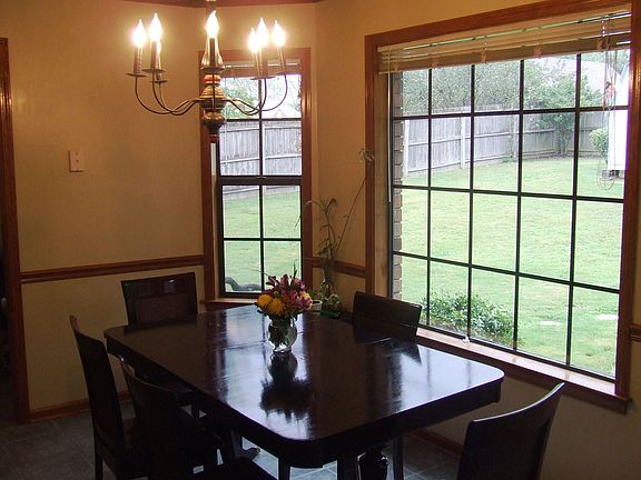 Separate Breakfast Rm with tile floor!