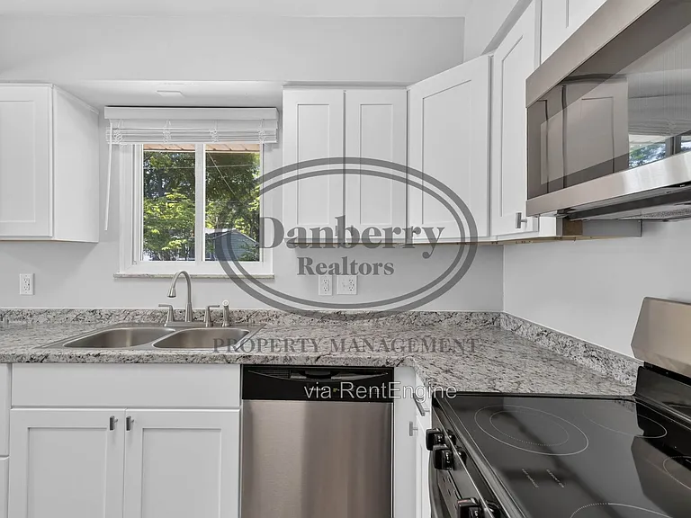6946 Kinsman Dr — Photo 14