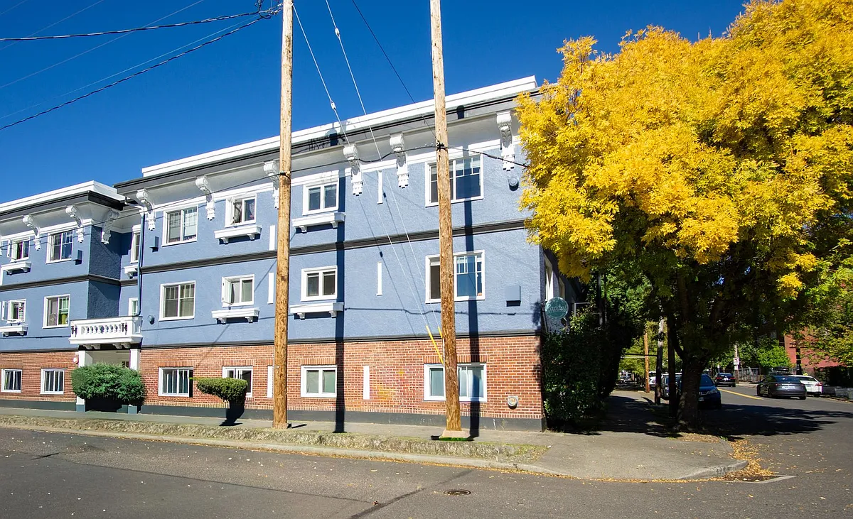 Building Photo - 2943 SE Alder St #17