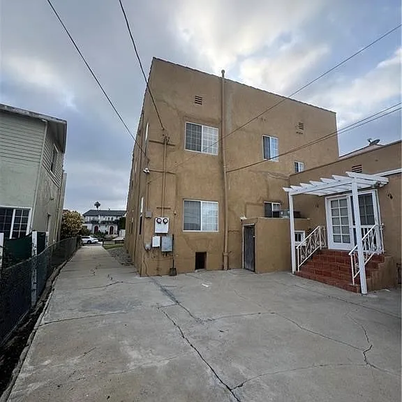 1046 S Citrus Ave — Photo 45