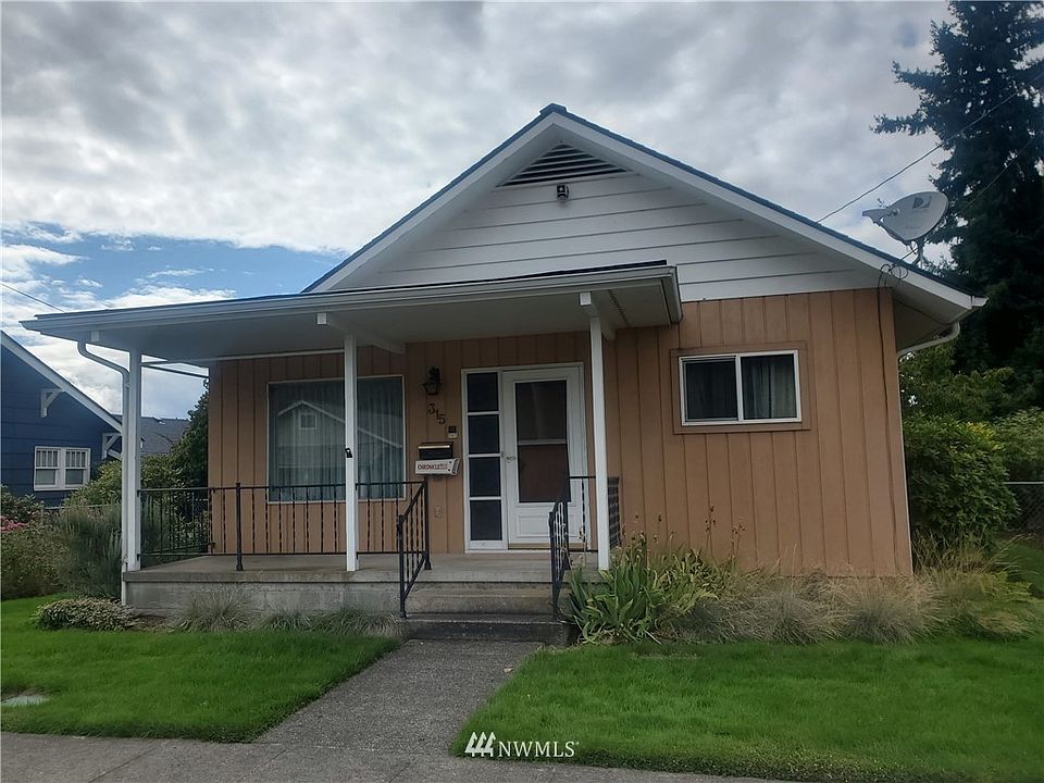 315 S. Gold  Fully landscaped, sprinkler system, security system, vacuum system and intercom.  