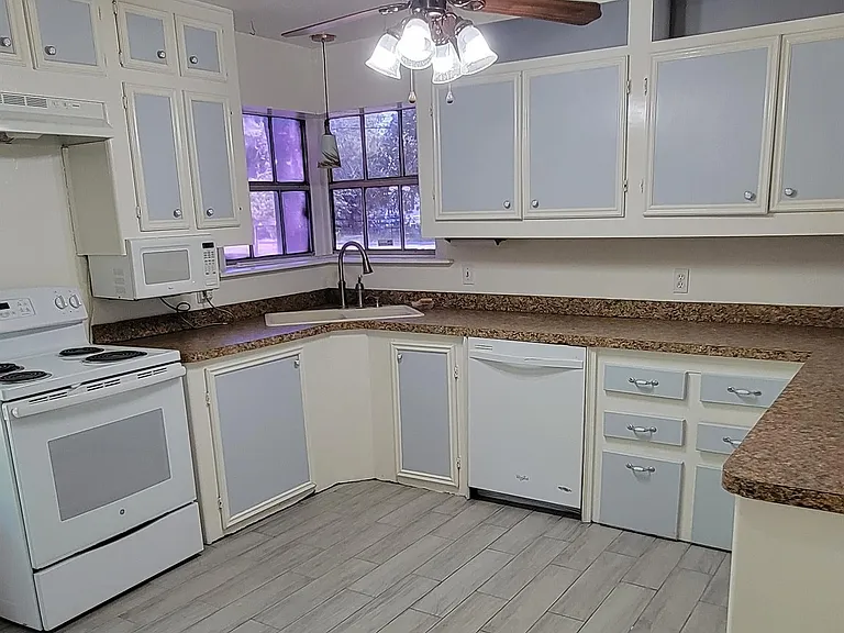 17308 Valley Ln — Photo 3