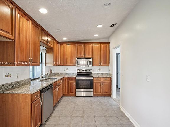 5th image of 371 SE Fairchild Ave