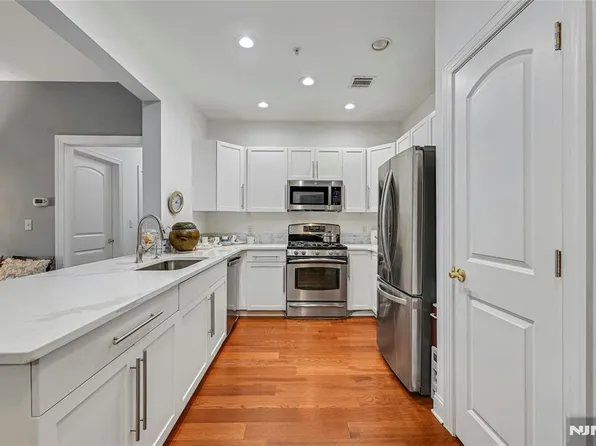 2107 Windsor Park Ct #107, Englewood, NJ 07631
