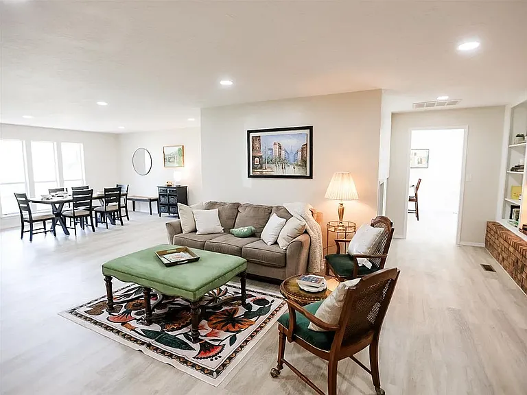 109 Road Runner Dr — Photo 2