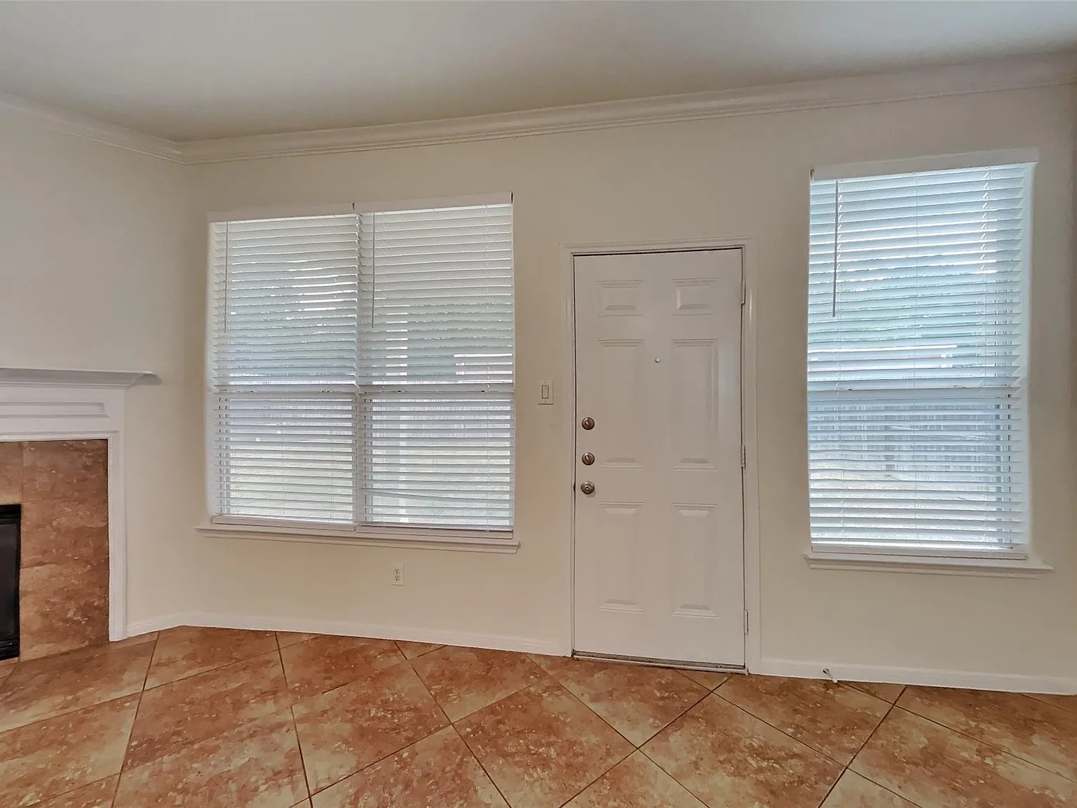 5 bed, 2.5 bath, 2667 sqft, $2,400 — Photo 3