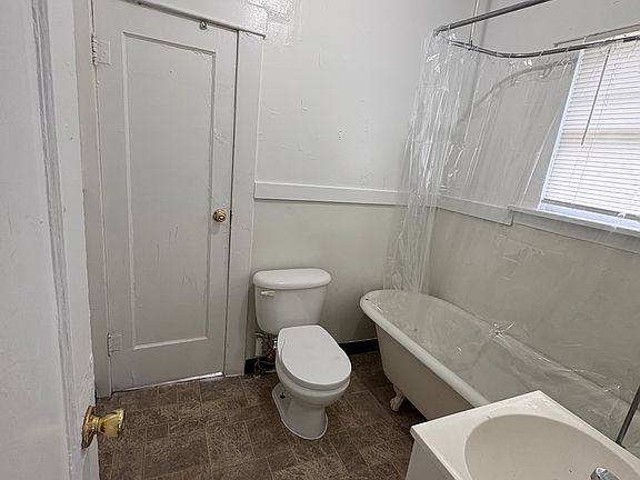 5th image of 1129 NE Crescent Aly