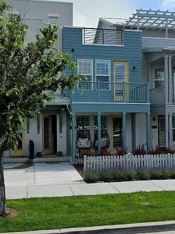 3 bed, 2.5 bath, 1885 sqft, $2,650 — Photo 2