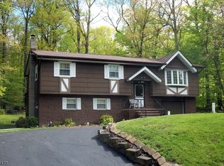 39 Hickory Rd, Highland Lakes, NJ 07422