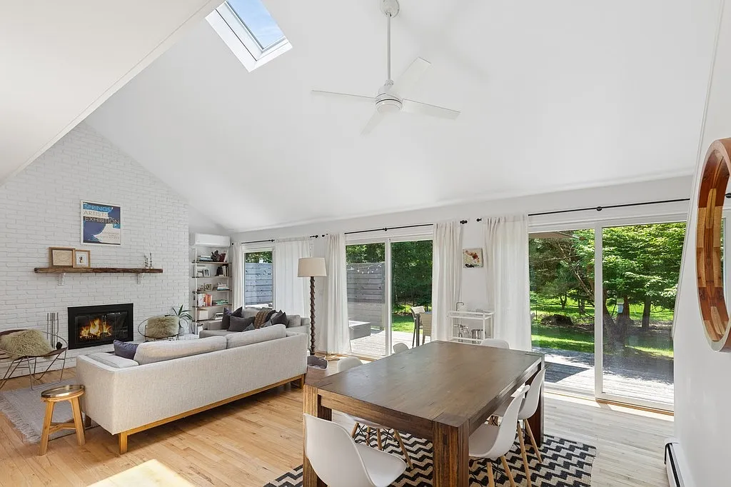 Charming Contemporary With Pool August-Ld — Photo 3