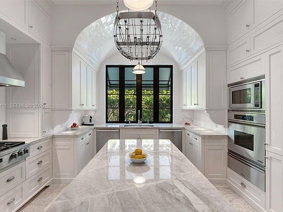 4th image of 465 Hampton Ln