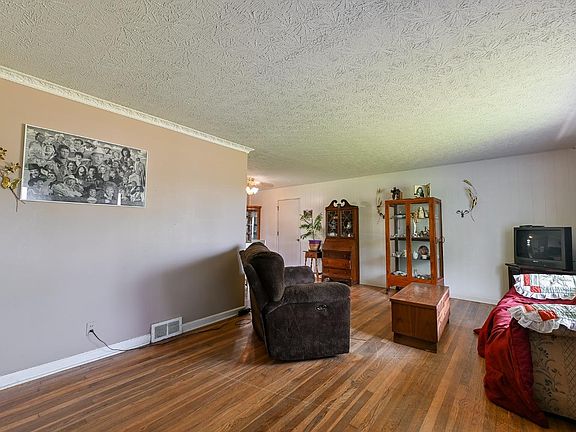 4th image of 17613 Hillcrest Dr