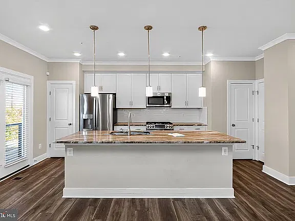 3 bed, 2020 sqft, $1,500 — Photo 4