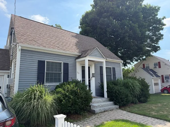 29 Pilgrim Rd, Weymouth, MA 02191