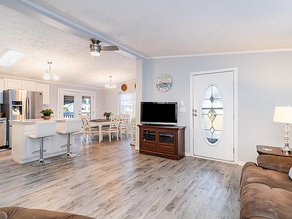 5th image of 706 Oliver Dr.