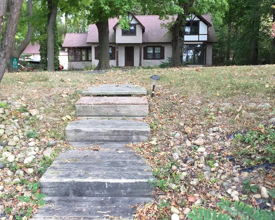 1st image of 260 Lac La Belle Dr