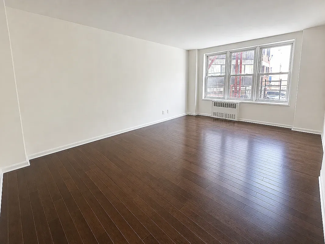 81-31 Baxter Avenue — Photo 3