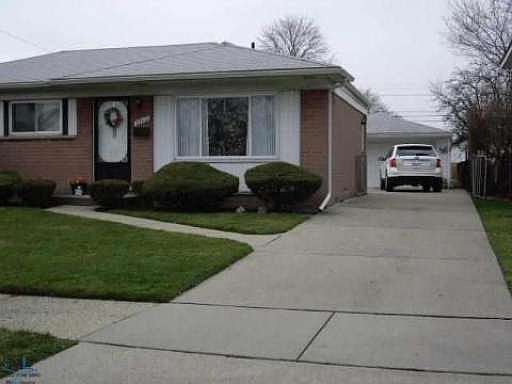2nd image of 27067 Broadmoor Dr