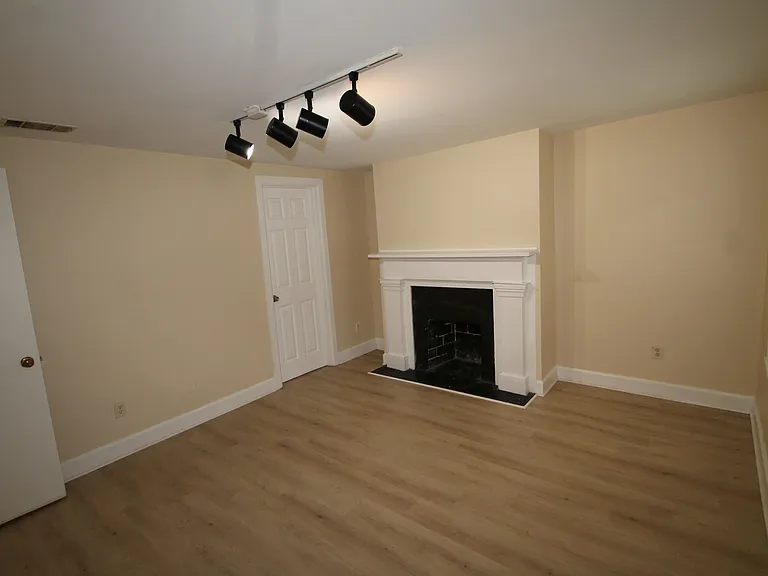 209 W Hall St #B — Photo 10
