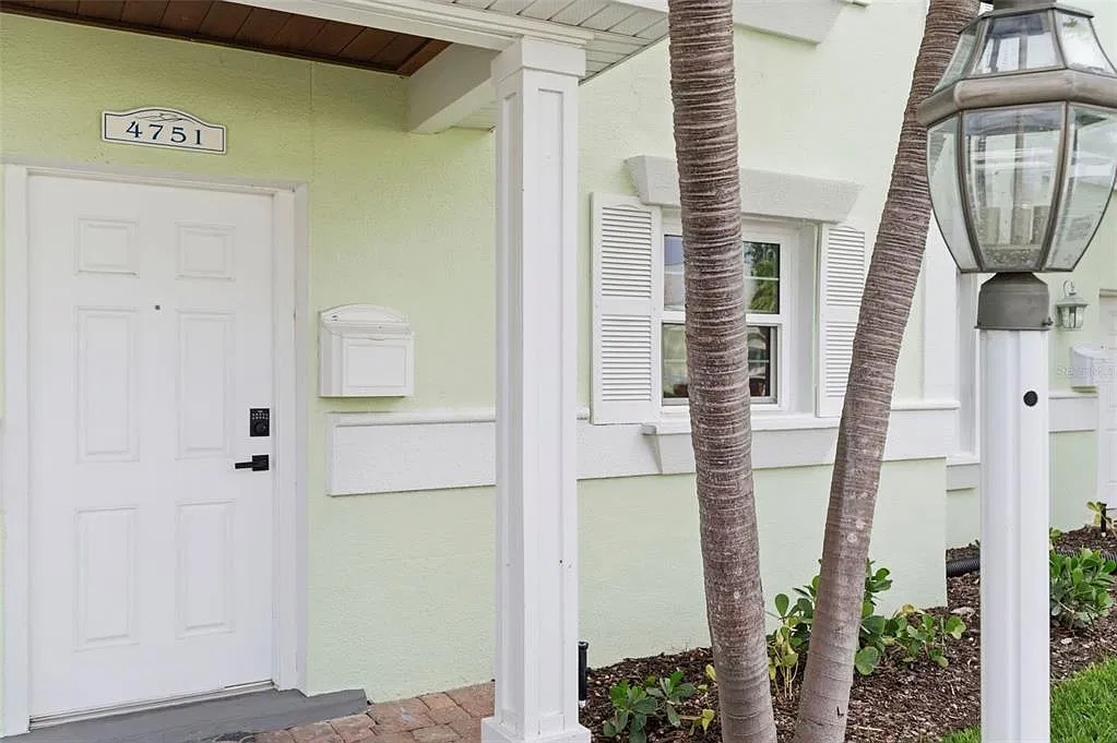 2 bed, 2.5 bath, 1053 sqft, $4,250 — Photo 2