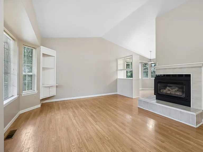 1012 Irving St SW — Photo 5