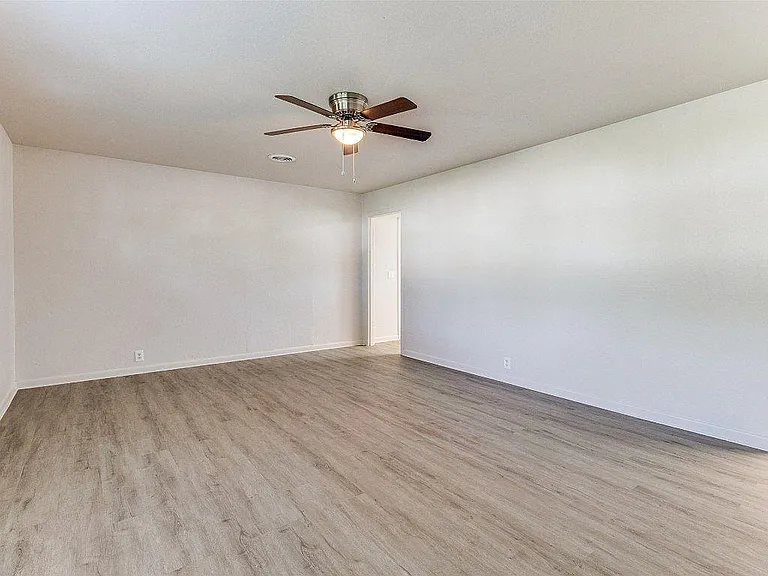 1114 S 7th Ave — Photo 4
