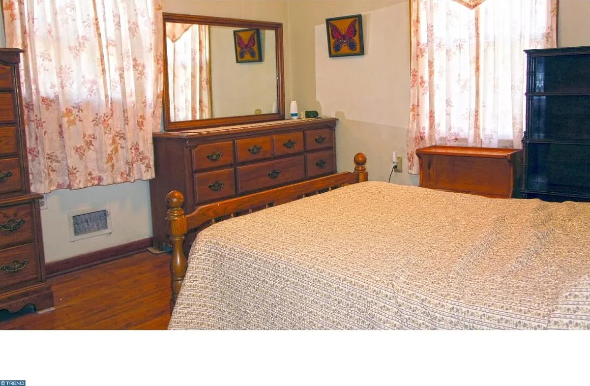 3 bed, 1.5 bath, 1311 sqft, $2,400 — Photo 3