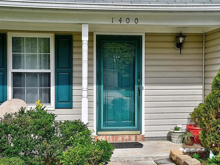 1400 Dalsbury Ln — Photo 2