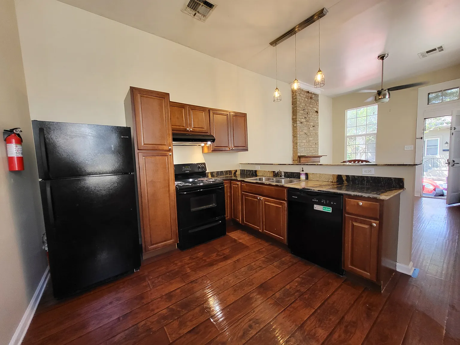 2 bed, 700 sqft, $1,450 — Photo 1