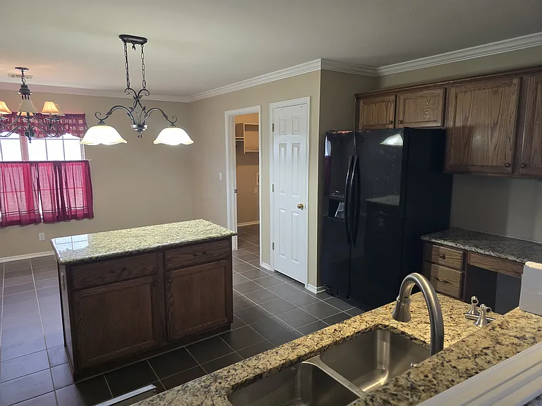 500 E Kansas St — Photo 1