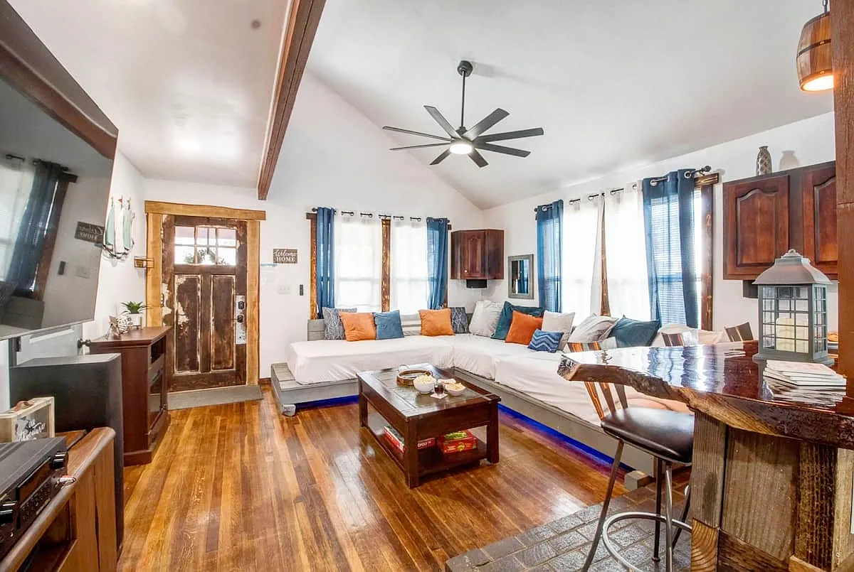 2 bed, 1350 sqft, $4,500 — Photo 2