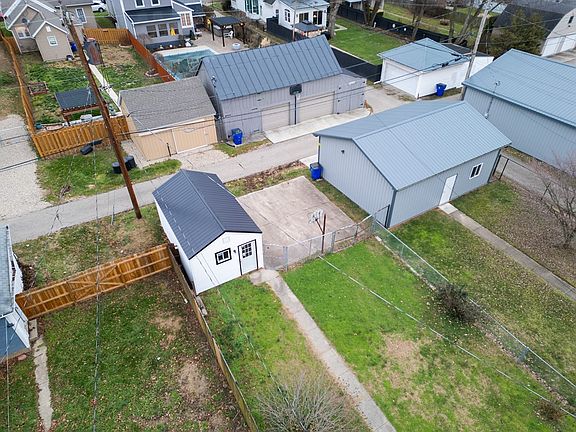 5th image of 165 Plum St