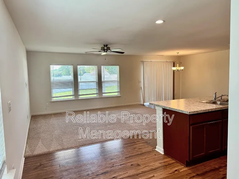 944 Avondale Dr — Photo 3
